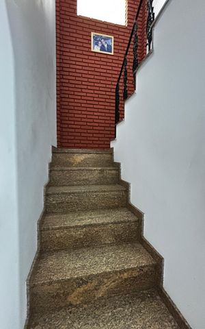 Casa à venda com 272m², 3 quartos e 2 vagas Casa à venda com 272m², 3 quartos e 2 vagasEscada