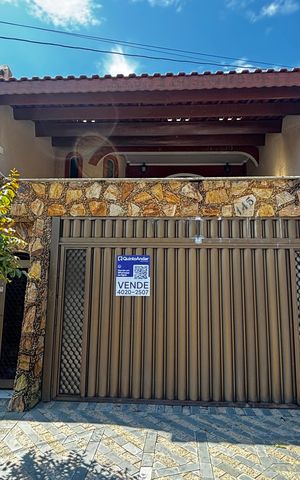 Casa à venda com 272m², 3 quartos e 2 vagas Casa à venda com 272m², 3 quartos e 2 vagasFachada