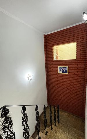 Casa à venda com 272m², 3 quartos e 2 vagas Casa à venda com 272m², 3 quartos e 2 vagasEscada
