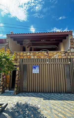 Casa à venda com 272m², 3 quartos e 2 vagas Casa à venda com 272m², 3 quartos e 2 vagasFachada