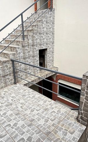 Casa à venda com 272m², 3 quartos e 2 vagas Casa à venda com 272m², 3 quartos e 2 vagasEscada