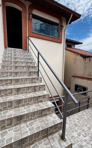 Casa à venda com 272m², 3 quartos e 2 vagas Casa à venda com 272m², 3 quartos e 2 vagasEscada