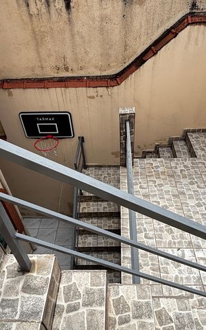 Casa à venda com 272m², 3 quartos e 2 vagas Casa à venda com 272m², 3 quartos e 2 vagasEscada