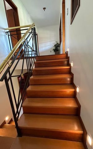 Casa à venda com 320m², 3 quartos e 2 vagas Casa à venda com 320m², 3 quartos e 2 vagasEscada