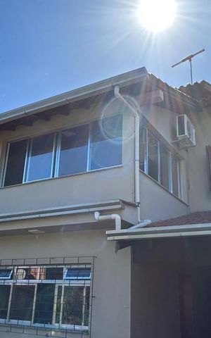 Casa à venda com 320m², 3 quartos e 2 vagas Casa à venda com 320m², 3 quartos e 2 vagasFachada
