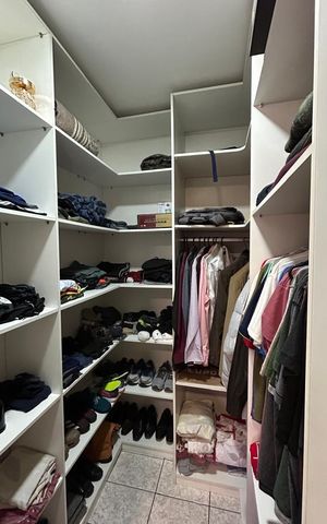 Casa à venda com 320m², 3 quartos e 2 vagas Casa à venda com 320m², 3 quartos e 2 vagasCloset