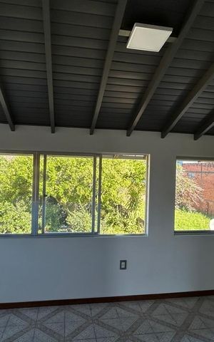 Casa à venda com 320m², 3 quartos e 2 vagas Casa à venda com 320m², 3 quartos e 2 vagasVaranda