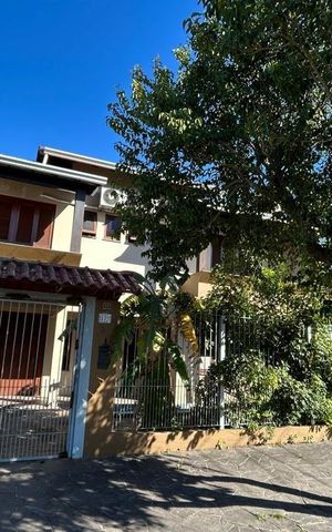 Casa à venda com 320m², 3 quartos e 2 vagas Casa à venda com 320m², 3 quartos e 2 vagasFachada