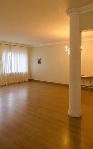 Apartamento à venda com 200m², 3 quartos e 2 vagas Apartamento à venda com 200m², 3 quartos e 2 vagasSala