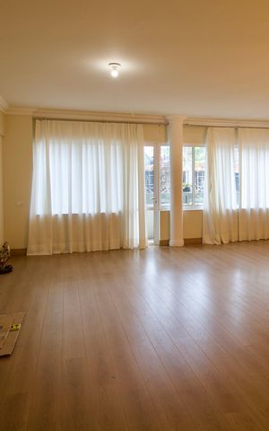 Apartamento à venda com 200m², 3 quartos e 2 vagas Apartamento à venda com 200m², 3 quartos e 2 vagasSala