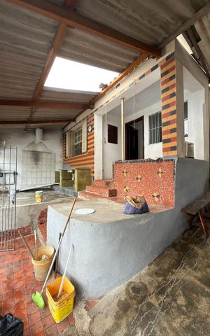 Casa à venda com 100m², 2 quartos e 2 vagasFachada Interna 