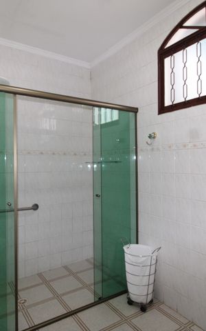 Casa à venda com 250m², 3 quartos e 2 vagasBanheiro 2