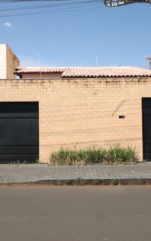 Casa para alugar com 250m², 3 quartos e 2 vagasFachada