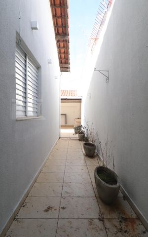 Casa para alugar com 250m², 3 quartos e 2 vagasCorredor externo