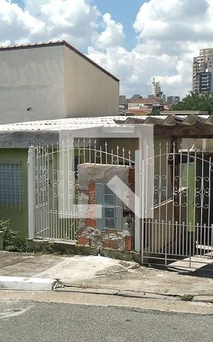 Casa à venda com 352m², 6 quartos e 2 vagas Casa à venda com 352m², 6 quartos e 2 vagasFachada