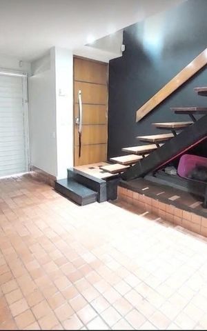 Casa para alugar com 264m², 3 quartos e 1 vaga Casa para alugar com 264m², 3 quartos e 1 vagaEscada