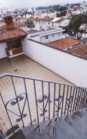 Casa para alugar com 307m², 7 quartos e 4 vagas Casa para alugar com 307m², 7 quartos e 4 vagasEscada