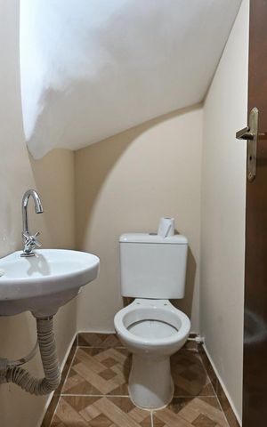 Casa para alugar com 90m², 2 quartos e 2 vagasLavabo