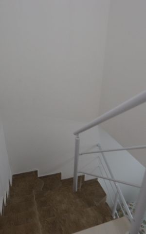 Casa à venda com 120m², 2 quartos e 2 vagasHall e Escada