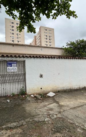 Casa para alugar com 660m², 3 quartos e 6 vagasFachada + placa