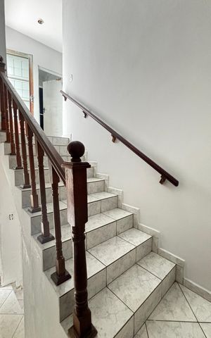 Casa para alugar com 98m², 2 quartos e 1 vaga Casa para alugar com 98m², 2 quartos e 1 vagaEscada