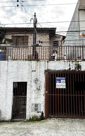 Casa para alugar com 98m², 2 quartos e 1 vaga Casa para alugar com 98m², 2 quartos e 1 vagaFachada