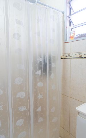Casa à venda com 240m², 5 quartos e 2 vagas Casa à venda com 240m², 5 quartos e 2 vagasEdícula - Banheiro