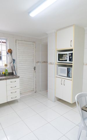 Casa à venda com 240m², 5 quartos e 2 vagas Casa à venda com 240m², 5 quartos e 2 vagasCozinha