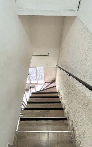 Casa de condomínio à venda com 60m², 2 quartos e 1 vaga Casa de condomínio à venda com 60m², 2 quartos e 1 vagaEscada