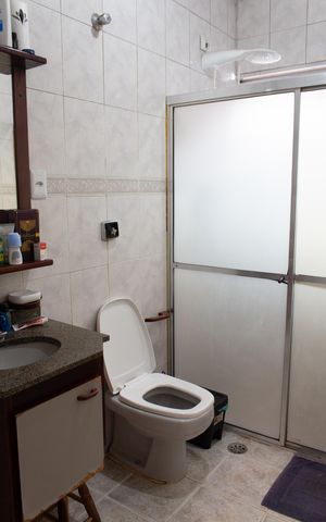 Casa à venda com 210m², 2 quartos e 2 vagas Casa à venda com 210m², 2 quartos e 2 vagasBanheiro