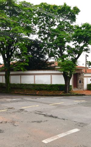 Casa para alugar com 438m², 4 quartos e 4 vagasFachada