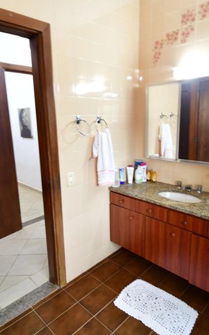Casa para alugar com 438m², 4 quartos e 4 vagasBanheiro Suíte