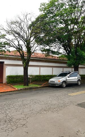 Casa para alugar com 438m², 4 quartos e 4 vagasFachada