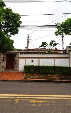 Casa para alugar com 438m², 4 quartos e 4 vagasFachada