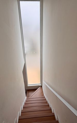 Casa de condomínio para alugar com 77m², 3 quartos e 2 vagas Casa de condomínio para alugar com 77m², 3 quartos e 2 vagasEscada