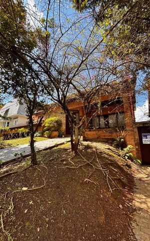 Casa de condomínio à venda com 650m², 4 quartos e 3 vagas Casa de condomínio à venda com 650m², 4 quartos e 3 vagasFachada