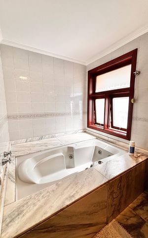 Casa de condomínio à venda com 650m², 4 quartos e 3 vagas Casa de condomínio à venda com 650m², 4 quartos e 3 vagasBanheiro suíte 1