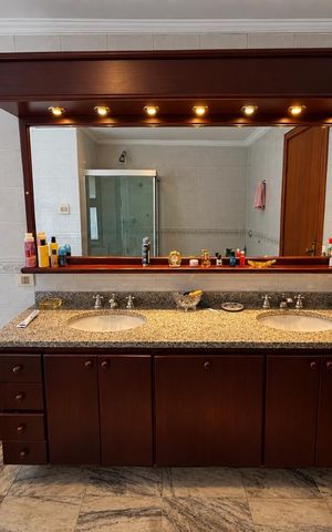 Casa de condomínio à venda com 650m², 4 quartos e 3 vagas Casa de condomínio à venda com 650m², 4 quartos e 3 vagasBanheiro suíte 1