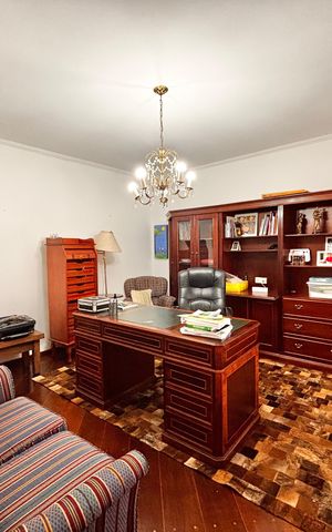 Casa de condomínio à venda com 650m², 4 quartos e 3 vagas Casa de condomínio à venda com 650m², 4 quartos e 3 vagasEscritório