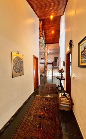 Casa de condomínio à venda com 650m², 4 quartos e 3 vagas Casa de condomínio à venda com 650m², 4 quartos e 3 vagasEntrada