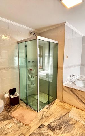 Casa de condomínio à venda com 650m², 4 quartos e 3 vagas Casa de condomínio à venda com 650m², 4 quartos e 3 vagasBanheiro suíte 1