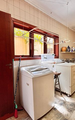 Casa de condomínio à venda com 650m², 4 quartos e 3 vagas Casa de condomínio à venda com 650m², 4 quartos e 3 vagasLavanderia