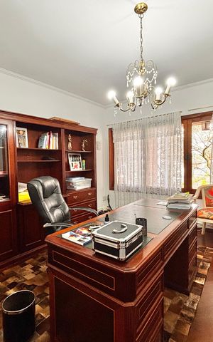 Casa de condomínio à venda com 650m², 4 quartos e 3 vagas Casa de condomínio à venda com 650m², 4 quartos e 3 vagasEscritório