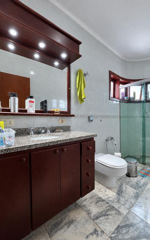 Casa de condomínio à venda com 650m², 4 quartos e 3 vagas Casa de condomínio à venda com 650m², 4 quartos e 3 vagasBanheiro