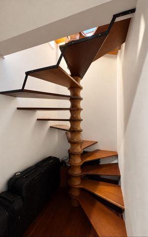 Casa de condomínio à venda com 650m², 4 quartos e 3 vagas Casa de condomínio à venda com 650m², 4 quartos e 3 vagasEscada