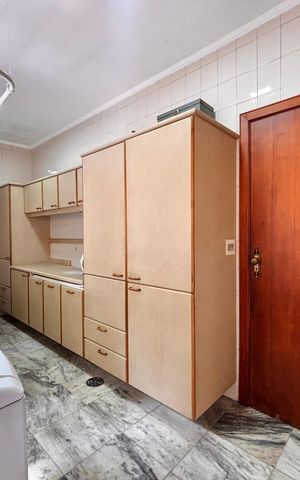 Casa de condomínio à venda com 650m², 4 quartos e 3 vagas Casa de condomínio à venda com 650m², 4 quartos e 3 vagasLavanderia