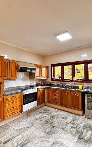 Casa de condomínio à venda com 650m², 4 quartos e 3 vagas Casa de condomínio à venda com 650m², 4 quartos e 3 vagasCozinha