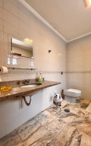 Casa de condomínio à venda com 650m², 4 quartos e 3 vagas Casa de condomínio à venda com 650m², 4 quartos e 3 vagasBanheiro salão