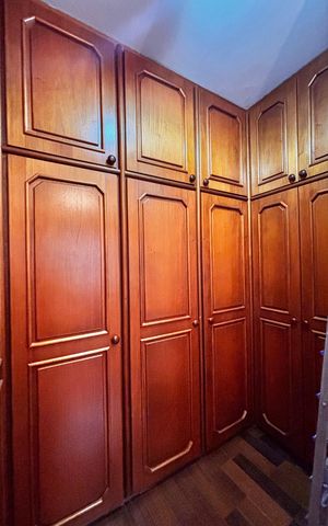 Casa de condomínio à venda com 650m², 4 quartos e 3 vagas Casa de condomínio à venda com 650m², 4 quartos e 3 vagasCloset da suíte 1