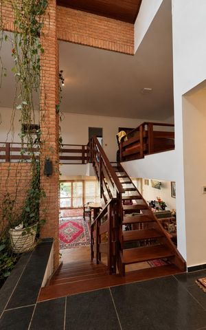 Casa de condomínio à venda com 650m², 4 quartos e 3 vagas Casa de condomínio à venda com 650m², 4 quartos e 3 vagasEscada